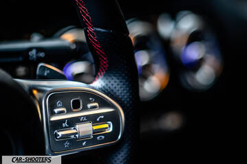 Mercedes Benz Classe B – dashboard, steering wheel controls close-up
