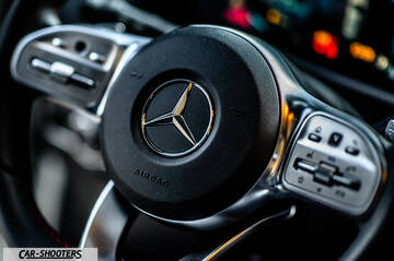 Mercedes Benz Classe B – dashboard, modern steering wheel close up