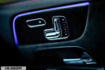 Mercedes Benz Classe B – detail, door panel seat controls close-up