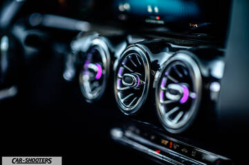 Mercedes Benz Classe B – dashboard, air vents with purple lighting
