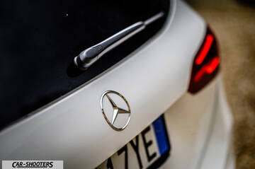 Mercedes Benz Classe B – rear view, white rear emblem close-up