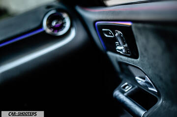 Mercedes Benz Classe B – interior, door panel controls and ambient lighting