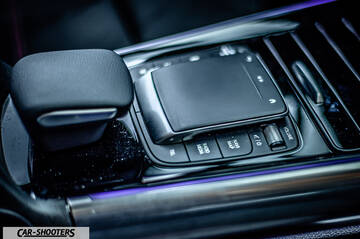 Mercedes Benz Classe B – detail, center console shifter and trackpad