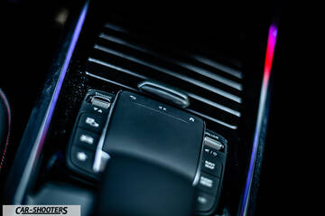 Mercedes Benz Classe B – interior, center console trackpad and controls