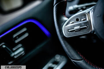 Mercedes Benz Classe B – detail, steering wheel controls and ambient lighting