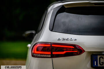 Mercedes Benz Classe B – rear view, white against a blurry green backdrop