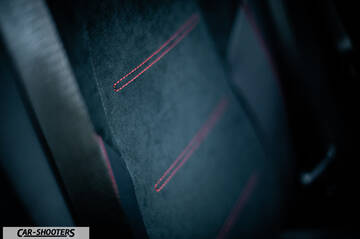 Mercedes Benz Classe B – detail, alcantara seat with red stitching