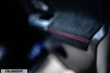 Mercedes Benz Classe B – detail, alcantara door panel with red stitching