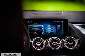 Mercedes Benz Classe B – dashboard, digital infotainment display and vents