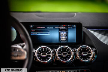 Mercedes Benz Classe B – dashboard, digital infotainment display and vents