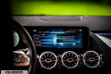 Mercedes Benz Classe B – dashboard, digital infotainment display and vents