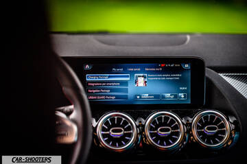 Mercedes Benz Classe B – dashboard, digital infotainment display and AC vents