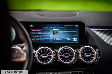Mercedes Benz Classe B – dashboard, infotainment screen and air vents