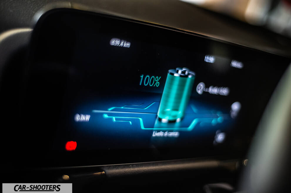 Mercedes Benz Classe B – dashboard, digital instrument cluster showing battery level