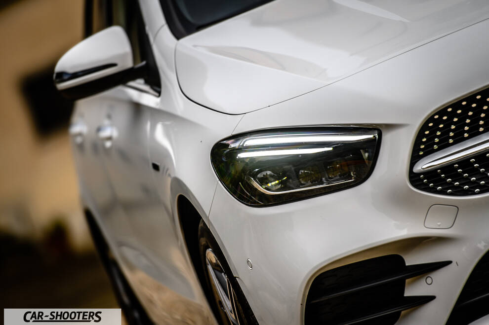 Mercedes Benz Classe B – detail, headlight and grille close-up