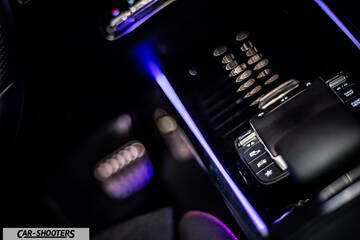 Mercedes Benz Classe B – detail, center console controls with ambient lighting