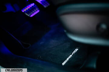 Mercedes Benz Classe B – interior, blue ambient footwell lighting
