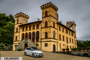 Mercedes Benz Classe B – front three-quarter, white against a historic castle backdrop