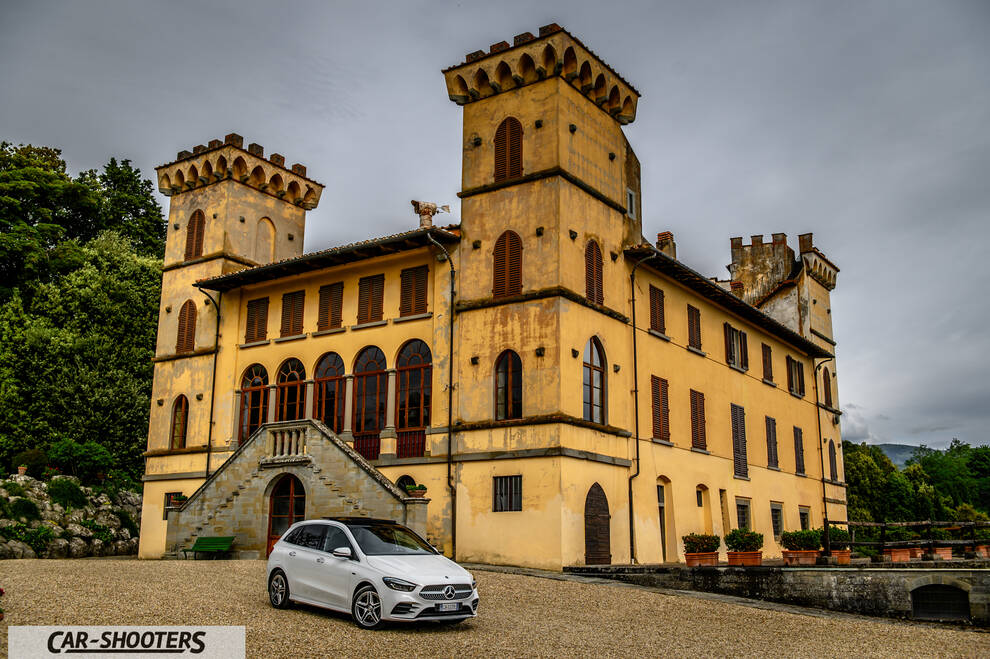 Mercedes Benz Classe B – front three-quarter, white against a historic castle backdrop