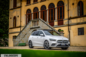 Mercedes Benz Classe B – front three-quarter, white in front of a historic building