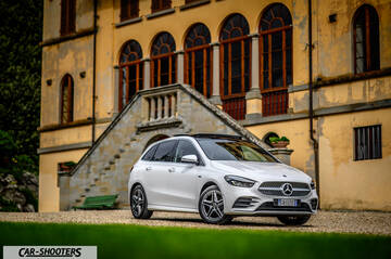 Mercedes Benz Classe B – front three-quarter, white in front of a historic building