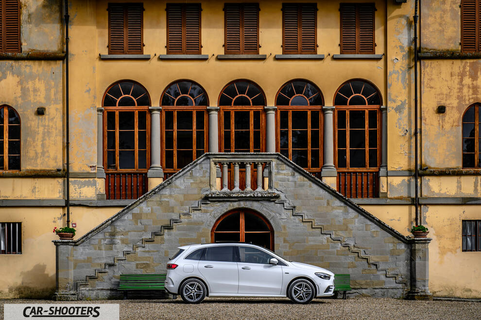 Mercedes Benz Classe B – side profile, white in front of a grand building