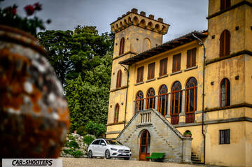 Mercedes Benz Classe B – front three-quarter, white against a historic building backdrop