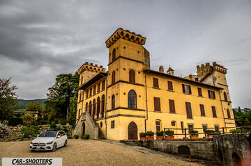 Mercedes Benz Classe B – front three-quarter, white against a historic castle backdrop