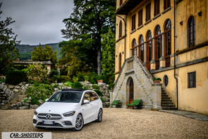 Mercedes Benz Classe B – front three-quarter, white in front of a historic building