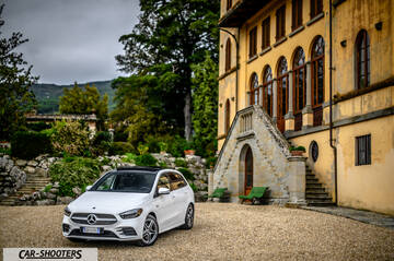 Mercedes Benz Classe B – front three-quarter, white in front of a historic building