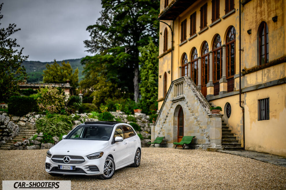 Mercedes Benz Classe B – front three-quarter, white in front of a historic building