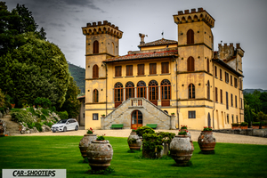 Mercedes Benz Classe B – front three-quarter, white in front of a large historic villa