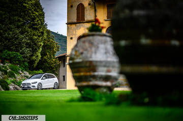 Mercedes Benz Classe B – front three-quarter, white on a lawn near a villa