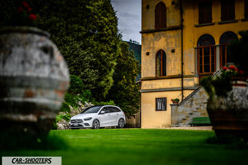 Mercedes Benz Classe B – front three-quarter, white in front of a historic building