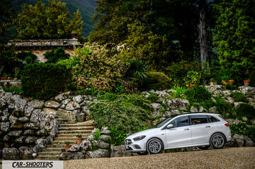 Mercedes Benz Classe B – front three-quarter, white against a stone and garden backdrop