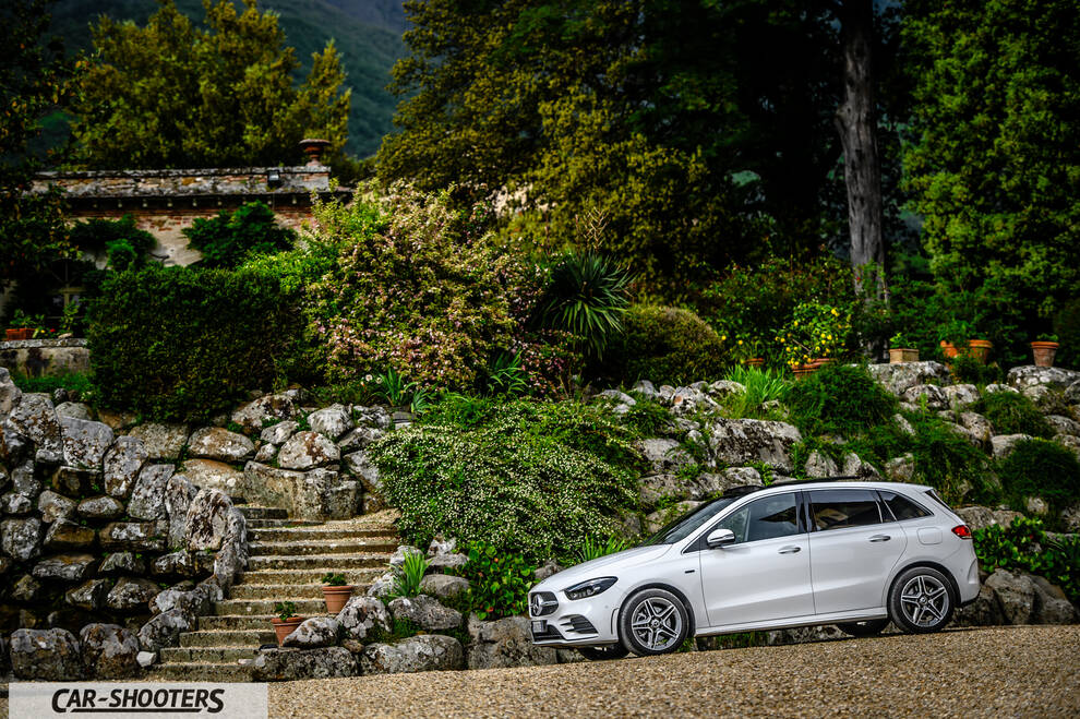 Mercedes Benz Classe B – front three-quarter, white against a stone and garden backdrop