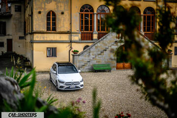 Mercedes Benz Classe B – front three-quarter, white in a courtyard