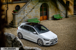 Mercedes Benz Classe B – front three-quarter, white on a gravel courtyard
