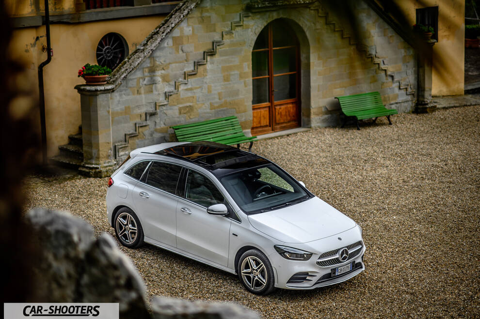 Mercedes Benz Classe B – front three-quarter, white on a gravel courtyard