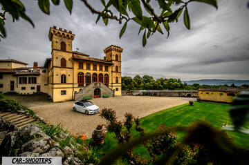 Mercedes Benz Classe B – front three-quarter, white in front of a historic castle