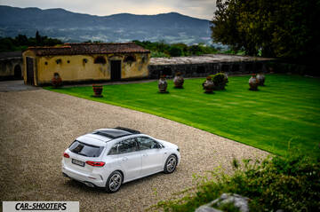 Mercedes Benz Classe B – rear three-quarter, white on a gravel driveway