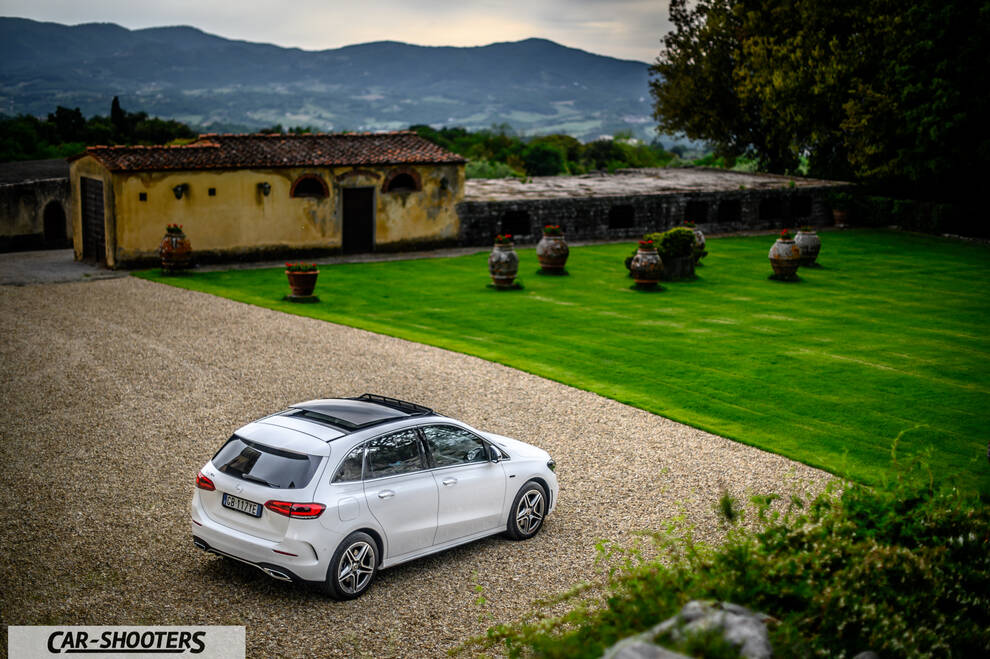Mercedes Benz Classe B – rear three-quarter, white on a gravel driveway