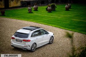 Mercedes Benz Classe B – rear three-quarter, white on a gravel driveway