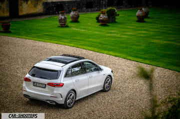 Mercedes Benz Classe B – rear three-quarter, white on a gravel driveway