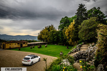 Mercedes Benz Classe B – rear three-quarter, white in a scenic garden estate