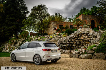 Mercedes Benz Classe B – rear three-quarter, white against a rustic stone background