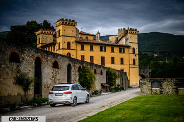 Mercedes Benz Classe B – rear three-quarter, white against an old castle