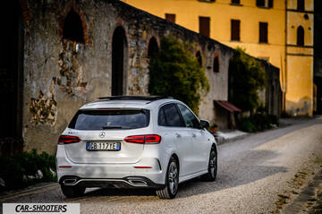Mercedes Benz Classe B – rear three-quarter, white parked on an old street