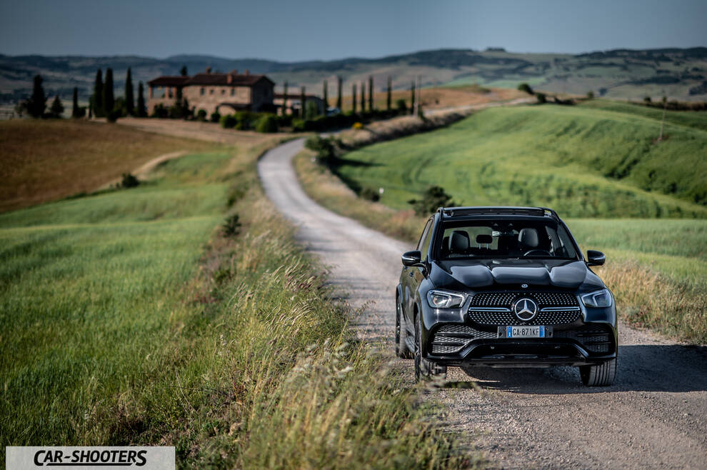 Mercedes Benz GLE – front three-quarter, black on a country road