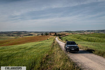 Mercedes Benz GLE – front three-quarter, black on a country road